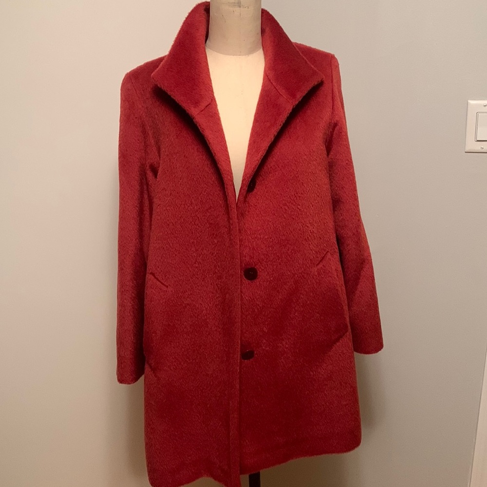Llama wool blend single breasted coat in size 6. Red.